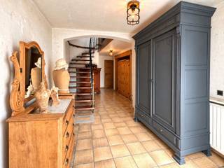 Ontdek deze karaktervolle en goed onderhouden bel-etagewoning, rustig gelegen in een residentiële woonstraat nabij het centrum van Denderleeuw. Met maar liefst 252 m² bebouwde oppervlakte biedt deze gezinswoning veel ruimte. De lichtrijke leefruimte van 45 m² sluit aan op de ingerichte keuken. Beide ruimtes kijken uit op de volledig betegelde tuin en bieden er rechtstreeks toegang toe. Op de eerste verdieping bevinden zich ook een aparte bureauruimte, ideaal om van thuis uit te werken, en een gastentoilet. De tweede verdieping omvat drie ruime slaapkamers, een nachthal met apart toilet en een vernieuwde badkamer met moderne inloopdouche. Op het gelijkvloers vindt u een inpandige garage van 37 m² en een aparte wasplaats. Dankzij de verzorgde staat, de ruime indeling en de residentiële ligging nabij het centrum is deze woning ideaal voor wie op zoek is naar een ruime gezinswoning met een vlotte bereikbaarheid. Dichtbij belangrijke verbindingswegen richting Brussel-Gent-Aalst. Op wandelafstand van openbaar vervoer (treinstation Denderleeuw), winkels, scholen en dienstencentra. Interesse? Vraag nu meer informatie of plan uw bezoek 054/69.68.67.