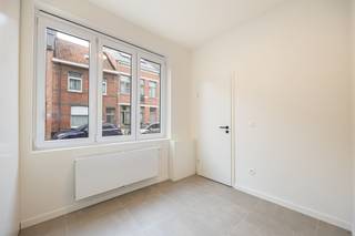<p><span>In de Pasbrugstraat, langs een aangename, rustige straat zonder doorgaand verkeer en met laanbomen, ligt deze vernieuwde woning. Parkeren kan hier nog zonder schijf. Qua energiezuinigheid scoort dit huis vrij goed (label A) met een score van 51 kWh/m²/jaar, dankzij dikke isolatielagen, condensatieverwarming op gas, ventilatieroosters in de nieuwe PVC-ramen met superisolerend glas en 12 zonnepanelen. Bezoekers letten op details: kwalitatieve verlichtingsarmaturen, een hoge stalen deur, een vlakke lichtkoepel en volledig afgewerkte witte, stevige deuren met zwarte klinken. De ingesloten maar open keuken, zorgt voor verbinding met de grote leefruimte, waar hoge plafonds het ruimtegevoel accentueren. Aan het keukeneiland kan u met 3 personen aanschuiven. Alle kwaliteitsapparaten zijn aanwezig: microgolfoven, conventionele oven, dampkap, kookplaat, koelkast en vaatwasser. In de wasplaats/berging/kamer verbergt een ingebouwde kast met schuifdeuren technische installaties/meters en een verwarmingsketel. De tuin is voorzien van een grasveld en volledig afgesloten voor optimale privacy, met aan beide zijden een tuinmuur naast het betegelde terras. Op de bovenverdieping is de mooi afgewerkte badkamer het ontdekken waard, met een inloopdouche (regenfunctie) voorzien van glazen douchewand, een dubbel meubel in hout met kolomkast en een witte sierradiator. De kamers (laminaat), zijn ruim bemeten. Op de tweede verdieping werden de plafonds speciaal zo hoog mogelijk afgewerkt.</span></p>