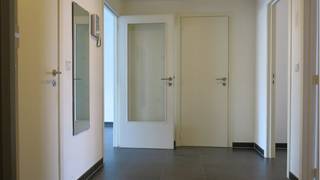 Dit modern gelijkvloers 2-slaapkamerappartement met ruim TERRAS en AUTOSTANDPLAATS is zeer rustig gelegen in een groene omgeving op een boogscheut...