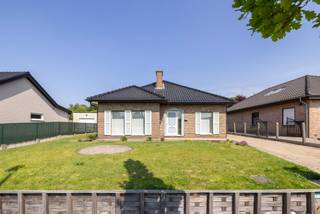 Instapklare, rustig gelegen woning op mooi perceel van 693 m²!Troeven in de kijker:- volledig gelijkvloerse woning- 3 slaapkamers- dak vernieuwd en...