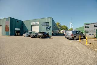 <div>
<p><strong>Wegens geplande verhuis: veelzijdige industriehal van 1.432 m² met ongeveer 450 m² kantoren in KMO-zone<br /><br /></strong>Functionele industriehal, gebouwd in 1999 met een totale oppervlakte van 1.432 m² en bestaande uit drie aaneensluitende units van 301 m², 509 m² en 622 m².<br />De hal is uitgerust met twee grote elektrische sectionaalpoorten plus een handbediende sectionaalpoort. Daarnaast beschikt het pand over kantoren op het gelijkvloers en de eerste verdieping, samen goed voor ongeveer 450 m².<br />De verwarming van de hal gebeurt met heteluchtblazers op gas en in de kantoren is er koeling/verwarming met airco's.<br />Er zijn ook twee laadpalen.<br />Het geheel is beschikbaar vanaf maart 2027.<br />Er is de mogelijkheid tot aankoop van een snellaadpaal van 120 kW voor elektrische voertuigen.<br /><strong>Het pand grenst aan nummer 127 van dezelfde eigenaar, dat eveneens te koop is.</strong></p>
<p><em>Vermeldingen inzake bijzondere infoplicht: omgevingsvergunning stedenbouwkundige handelingen uitgereikt, industriegebied voor ambachtelijke bedrijven of gebieden voor kleine en middelgrote ondernemeingen, geen rechterlijke herstelmaatregel of bestuurlijke maatregel opgelegd of opname in het maatregelenregister, geen voorkooprecht ruimtelijke ordening, geen omgevingsvergunning voor verkavelen van gronden. Stedenbouwkundige inlichtingen in aanvraag.</em></p>
</div>
<p></p>