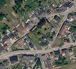 <strong>Immo Van Middelem verkoopt deze zéér rustig (in een kleine éénrichtingstraat) gelegen bouwgrond van +/-4a01ca geschikt voor het oprichten van een open bebouwing te St.-Katherina-Lombeek (Ternat).</strong><br /><strong>Een grote troef van deze woning is de rustige woonomgeving, op wandelafstand van het centrum van St-Katherina-Lombeek met alle nodige winkels, scholen, sportfaciliteiten en openbaar vervoer. Het treinstation van Ternat ligt op +/- 1,5km en de oprit naar de E40 op +/- 2km.</strong><br /><br />De straatbreedte bedraagt +/-18,15m, de gevelbreedte max. 11,12m en de perceeldiepte ± 25m. <br /><br />Deze grond maakt deel uit van een kleine verkaveling, met de volgende goedgekeurde bouwvoorschriften:<br />- deze bouwgrond is bedoeld voor een eengezinswoning met maximaal twee woonlagen en mogelijkheid van zorgwonen<br />- de bouwzone is 7,64 m tot 9,86 m diep met een maximaal bebouwbare oppervlakte van 91,00 m²;<br />- een hellend dak is verplicht (plat dak niet toegelaten);<br />- een tuinberging tot maximum 16,00 m² oppervlakte;<br />- een terras van maximum 40,00 m²;<br />- minimaal één autoparkeergelegenheid op de eigen kavel in de vorm van een<br />inpandige garage of een parking/oprit in de voortuin.<br /><br />Kosten voor opmaak PV en afpaling (+/- 1.000 €), voor de verkavelingsakte (+/- 1.300 €) en de kosten voor aanleg van de nutsvoorzieningen (4.900 €) zullen ten laste van de koper zijn.<br /><br />Geen directe bouwverplichting. <br />Vrij bij akte.