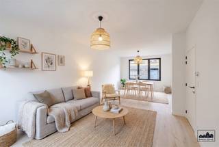 <p>Ontdek deze volledig en recent gerenoveerde woning in het charmante, landelijke Oudegem. Dankzij de gunstige ligging, vlakbij invalswegen en de nabijheid van openbaar vervoer geniet je hier van een ideale combinatie van comfort, bereikbaarheid en groen.</p><p>Bij het binnenkomen valt meteen de ruime, lichtrijke leefruimte op, waar grote ramen zorgen voor een open gevoel en een aangename connectie met de tuin. De moderne keuken, uitgerust met alle nodige voorzieningen, biedt rechtstreeks zicht op de ruime, zonnige tuin – een echte troef voor wie houdt van buitenleven, gezelligheid en privacy. In de keuken zit de deur die toegang biedt tot de kelder.</p><p>De woning beschikt over vier volwaardige slaapkamers, even praktisch als veelzijdig. Op de eerste verdieping bevinden zich twee mooie slaapkamers en een verfijnde, vernieuwde badkamer met zowel ligbad als inloopdouche. De tweede verdieping herbergt nog eens twee slaapkamers én een handige berging/ stockageruimte met alle voorzieningen, ideaal voor extra opbergruimte of het organiseren van een hobbyhoek.</p><p>Dankzij de recente renovatie is deze woning volledig instapklaar: met kwalitatieve materialen en een frisse uitstraling is dit een plek waar je meteen kan thuiskomen.</p><p>Een ideale instapklare gezinswoning op een gunstige locatie – een ideale kans.</p><p>Contacteer Nathan van Immo Zone op 0479.93.41.49.</p>