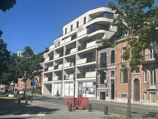 Dit één-slaapkamer appartement is gelegen op de tweede verdieping op de Thonissenlaan 70 in het nieuwbouwproject Boulevard. Nieuwbouwproject Boulevard ligt op wandelafstand van alle belangrijke locaties, want je bent slechts een boogscheut verwijderd van het station, de winkelstraten, restaurants en cafés. Groen en water vind je eveneens op enkele stappen van je appartement, dat ligt in de vriendelijke, verkeersarme en veilige provinciehoofdstad Hasselt. Kortom: in Boulevard kom je écht thuis, en ervaar je iedere dag het gemak van het leven.<br />Het appartement bestaat uit een ruime inkomhal, een leefruimte met geïntegreerde keuken met alle hedendaagse toestellen, een mooi terras van 15 m², een slaapkamer met een aansluitende badkamer, een berging, en een gastentoilet. De wagen kan geplaatst worden in de ondergrondse garage (autostaanplaats). Hier is er eveneens een kelderberging.<br />De verwarming gebeurt met een warmtepomp en je kan genieten van vloerverwarming. Het appartement is volledig geschilderd en is voorzien van verlichting.<br />Pluspunten voor dit appartement:<br /> - eerste bewoning<br /> - moderne technieken<br /> - zeer mooie ligging, in centrum Hasselt<br /> - autostaanplaats inbegrepen<br />Wens je dit appartement te bezichtigen? Maak snel een afspraak met Valère Vangeel via valere@vestio.com of bel 0472 323 424 .<br /><br />