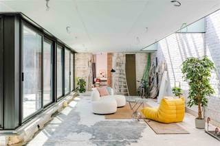 <p><span>RONSE </span><span>In het historische centrum van Ronse wacht deze bijzondere loft op haar verdere afwerking.</span></p><p><span>Een eigendom met karakter, royale volumes en vooral de vrijheid om het woongedeelte volledig naar eigen smaak vorm te geven.</span></p><p><span>De loft combineert een </span><span>industriële uitstraling met authentieke elementen</span><span>, hoge plafonds en grote raampartijen die zorgen voor een overvloed aan natuurlijk licht. Centraal werd een hoogwaardige veranda geïntegreerd die een verrassend ruimtelijk gevoel creëert. Hier kunnen naar wens slaapkamers, een extra leefruimte of een combinatie van beide worden ingericht. In het oorspronkelijke woongedeelte aan de voorzijde zijn keuken, eetkamer en living voorzien. De leidingen voor badkamer en sanitair liggen klaar, terwijl ook </span><span>domotica, vloerverwarming en een warmtepomp</span><span> reeds voorzien zijn.</span></p><p><span>Een absolute troef is de </span><span>private binnenpatio</span><span>: een zonnige en beschutte buitenruimte midden in de stad.</span></p><p><span>Op het gelijkvloers krijgt u bovendien een bijzonder veelzijdige professionele ruimte met grote inrijpoort, burelen, keuken, sanitair, opslag en ruime hangar. Ideaal als handelsruimte, atelier, garages of voor wie wonen en werken wil combineren.</span></p><p><span>Een lichtrijke loft met een sterke architecturale basis, klaar om verder afgewerkt te worden tot een unieke woonplek.</span></p>
