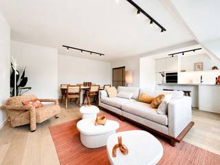 Exclusief wonen met zicht op de Augustijnenrei | Een hoogwaardig gerenoveerd stadsappartement waar hedendaags comfort en de charme van historisch Brugge elkaar ontmoeten.<br /><br />In Residentie Augustijnenhof, op een absolute toplocatie in het hart van Brugge, bevindt zich dit uitzonderlijk gerenoveerde appartement van ca. 130 m², gelegen op de vierde verdieping te bereiken met lift/trap. De royale raampartijen en het karakteristieke uitzicht over de Augustijnenrei zorgen voor een bijzonder aangename sfeer en een overvloed aan natuurlijk licht.<br /><br />Het appartement omvat volgende indeling: royale inkomhal met gastentoilet - via de pivoterende stalen deur komt u terecht in de leefruimte met eetruimte met uniek uitzicht op het Brugse stadsbeeld en de Augustijnenrei - volledig uitgeruste keuken met Miele-toestellen en kookeiland voorzien van een hoogwaardige afwerking - nachthal met aparte wasplaats - 3 ruime en volwaardige slaapkamers waarvan 1 slaapkamer met terras en buitenberging - hoogwaardige badkamer voorzien van inloopdouche en dubbel lavabomeubel.<br /><br />De eigendom onderscheidt zich door haar hoogwaardige afwerkingsniveau, waarbij ook de verlichting reeds zorgvuldig werd geïntegreerd. Het geheel werd volledig geschilderd en is bijgevolg perfect instapklaar. Dankzij de doordachte indeling en centrale ligging leent dit appartement zich uitstekend als comfortabele hoofdverblijfplaats, luxueuze stadswoning of stijlvolle tweede verblijfplaats.<br /><br />~ mogelijkheid tot aankoop van een garagebox, een bijzonder waardevolle troef op deze centrale Brugse locatie.<br /><br />Voor verdere informatie of een vrijblijvend bezoek contacteer Céline op 0476/60 60 23 of mail naar celine@immax.be