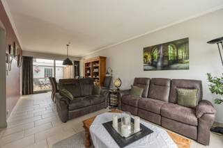 Charmante halfopen bebouwing met drie slaapkamers, garage en tuin op rustige ligging nabij het centrum van Schoten!<br /><br />Deze halfopen bebouwing is gelegen in een residentiële woonwijk op korte afstand van winkels, openbaar vervoer en invalswegen waardoor rust en bereikbaarheid hier perfect samengaan.<br /><br />Via de inkomhal met gastentoilet betreedt u de woning. Deze geeft toegang tot de leefruimte met aansluitend de keuken voorzien van toestellen. Dankzij het glazen dak geniet deze ruimte van een overvloed aan natuurlijk licht. Vanuit de leefruimte heeft u toegang tot het gezellige terras en de tuin van in totaal ca. 200m² waar het fijn vertoeven is.<br /><br />Op de eerste verdieping bevinden zich drie slaapkamers: een eerste van 13 m², een tweede van 12 m² en een derde van 7 m², momenteel ingericht als dressing, maar ook geschikt als kinderkamer.<br /><br />De badkamer is uitgerust met een ligbad, dubbele lavabo en een toilet.<br /><br />Op de bovenste verdieping bevindt zich de zolderverdieping waar uitbreiding mogelijk is.<br /><br />Via de tuin heeft u toegang tot de ruime garage van 26m² voorzien van een automatische sectionale poort en een private oprit.<br /><br />Belangrijkste troeven:<br /><br />- Charmante HOB met aangename buitenruimte<br />- Ruime vrijstaande garage met oprit<br />- Zolder met mogelijkheden en praktische kelder<br />- Rustige ligging nabij alle voorzieningen<br /><br />109m2 bewoonbare oppervlakte cfr EPC.<br /><br />Wenst u een bezoek of meer informatie? Dan kan u ons steeds contacteren via info@dvarealestate.be of 03/297.00.00.