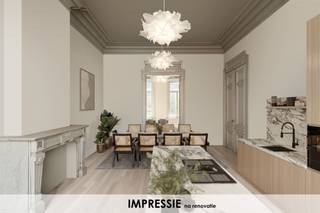 <p><em><strong>Wonen in hartje Turnhout, genietend van uw appartement met royale binnen- en buitenoppervlaktes, en dat omgeven door monumentaal erfgoed? In het centrum van Turnhout ontluikt binnenkort deze bijzondere plek om te wonen: 4 royale villa-appartementen met een terras aan de achterzijde en private parkeergelegenheid voor 2 wagens en fietsen. Dat is residentie “Het Gerecht”:  De renovatie van een “one of a kind” neoclassicistisch herenhuis en beschermd monument. </strong></em> <br /><br />Een bijzonder project, waar de geschiedenis in ere hersteld zal worden. Dit statige eigendom werd in 1886 als woning gebouwd door de heer Victor Van Hal, naar een ontwerp van architect Pieter-Jozef Taeymans. Vandaar de oorspronkelijke benaming “Het huis Van Hal”. Later heeft het lange tijd dienst gedaan als arbeidsrechtbank om tot slotte omgetoverd te worden tot restaurant in het gekende VTM programma “Mijn Pop Up Restaurant” met de toepasselijke naam “Het Gerecht”. De renovatie zal gebeuren met het grootste respect voor alle authentieke elementen, zonder daarbij de (technologische) noden van vandaag uit het oog te verliezen. Zo wordt het gebouw uiteraard uitgerust met een lift. Vanzelfsprekend worden alle beschermde elementen in ere hersteld: Te denken aan de monumentale binnendeuren, de mouluren, open haarden, de majestueuze koepel, de indrukwekkende koetsdoorgang, … Elk appartement zal de volledige verdieping beslaan, waardoor u groots kan wonen, in een kleinschalige residentie.</p>
<p><strong>Het appartement op de eerste verdieping biedt bijna 210m² aan woonoppervlakte.</strong> De ruimte die we typisch zouden benoemen als “inkomhal” staat bol van de authentieke elementen en de benaming inkomhal doet deze ruimte eigenlijk geen eer aan. Dankzij de grootte en lichtinval is deze ruimte eveneens geschikt als ontspanningsruimte, bureau, of 2<sup>e</sup> zithoek. De leefkeuken, eetkamer en zithoek staan met elkaar in verbinding en genieten langs 2 zijden van natuurlijk daglicht. Openslaande deuren geven uit op het terras aan de achterzijde van ruim 25m². De hoofdslaapkamer heeft een ensuite badkamer, de 2 overige slaapkamers delen de 2e badkamer. <br /><br />Het gebouw is volledig onderkelderd met daar per appartement een private kelder en een aantal gemeenschappelijke ruimtes zoals een historische kolenkelder en wijnkelder met gewelven. U heeft hier de keuze uit bergingen van 27m² tot wel 39m². De lift bereikt voor uw gebruiksgemak uiteraard ook deze verdieping.<br /><br />Parkeren doet u onder uw eigen, dubbele carport met aansluitende fietsenstalling. Voor containers wordt een gemeenschappelijke afvalberging voorzien. </p>
<p><u>Afwerking en de wijze van aankopen<br /></u>Het appartement wordt, op de private schilderwerken na, volledig afgewerkt opgeleverd. Alles wordt tot in de puntjes afgewerkt, denkt u aan houten vloeren, kwaliteitsvolle keukens en badkamers, en de nieuwste technieken aangepast aan het authentieke karakter van het herenhuis. Indien u dit wenst, wordt u de mogelijkheid geboden om uw appartement  “casco plus” aan te kopen.  Dat betekent dat alle renovatiewerken en technieken inbegrepen zijn, behoudens de persoonlijke binnenafwerking van uw appartement: Vloeren (m.u.w. diegene die beschermd zijn), keuken, badkamer en schilderwerken. Wij informeren u vanzelfsprekend graag over de mogelijkheden. De appartementen worden verkocht onder het stelsel van het verkooprecht en BTW: U betaalt 12% registratierechten op de bestaande opstallen en het grondaandeel, en 6% BTW op de renovatiewerken. Wij bezorgen u met veel plezier een prijsberekening.<br /><br /><strong>Benieuwd geworden naar deze unieke appartementen in hartje Turnhout? Contacteer ons voor een afspraak. De renovatiewerken moeten nog starten maar wij leiden u nu reeds graag rond in uw nieuwe thuis. </strong></p>