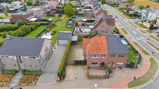 <p><u><strong>Karaktervolle woning met veel mogelijkheden, een strategische ligging en nabij het Domein Pietersheim</strong></u><br /><br />Op zoek naar een gezellige woning met ruimte, mogelijkheden én een fijne tuin?<br />Maak kennis met deze charmante halfopen bebouwing aan de Henri Dunantstraat in Lanaken!<br />Met zijn locatie nabij het centrum van Lanaken, maar ook het Domein Pietersheim en de kinderboerderij geniet u hier iedere dag opnieuw van enerzijds de natuur en anderzijds een vlotte bereikbaarheid naar alle dagdagelijkse voorzieningen (school, werk, winkels, …).<br /><br />De woning beschikt over een praktische indeling, twee ruime slaapkamers op de eerste verdieping en een ruime zolder die perfect kan worden ingericht als derde slaapkamer met dressing en bureau of studio.<br />Dankzij de verschillende polyvalente ruimtes is dit een woning die gemakkelijk kan meegroeien met uw woonwensen.<br /><br />Bovendien werden er reeds enkele belangrijke investeringen uitgevoerd: de keuken en de badkamer werden vernieuwd, het dak werd geïsoleerd en ook de elektriciteit is conform.<br />Er geldt bovendien <u>geen renovatieverplichting</u>!<br /><br />Met enkele opfrissingswerken kunt u deze woning bovendien snel helemaal naar uw eigen smaak afwerken.<br />Denk hierbij aan verfwerken, het plaatsen van een vloer op de eerste en tweede verdieping en het opfrissen van de tuin.<br /><br /><strong>Praktisch wonen met verrassend veel mogelijkheden</strong><br /><br />Via de inkomhal komen we terecht in de gezellige woonkamer. Deze vormt het hart van de woning en biedt voldoende ruimte voor een comfortabele zithoek.<br /><br />Aansluitend bevindt zich de moderne keuken met een eetruimte, die mooi in elkaar overlopen.<br />Vanuit de keuken is er bovendien toegang tot een extra kamer. Deze ruimte is ideaal als bureau, speelkamer, hobbyruimte of praktische werkplek en kan volledig naar eigen behoefte worden ingericht.<br /><br />Verder is er op het gelijkvloers een wasplaats/berging, wat zorgt voor de nodige extra bergruimte, alsook een afzonderlijk gastentoilet. <br /><br />Op de eerste verdieping bevinden zich twee comfortabele tot ruime slaapkamers. Daarnaast is er een badkamer voorzien van een inloopdouche, lavabo en toilet.<br />De ruime overloop bied veel mogelijkheden en geeft u de optie om hier nog een knusse bureauruimte of leesruimte te voorzien.<br /><br />Maar dit is nog niet alles. De woning heeft nog meer in petto!<br /><br />Via een vaste trap bereikt u de ruime zolderverdieping.<br />Dankzij de beschikbare oppervlakte biedt deze ruimte de mogelijkheid om een derde volwaardige slaapkamer te creëren, eventueel gecombineerd met een dressing of hobbyruimte.<br />Een extra troef is dat de zoldervloer reeds gebetonneerd is en het dak geïsoleerd werd.<br />Hierdoor beschikt u over een stevige en interessante basis om deze verdieping verder af te werken en optimaal te benutten.<br /><br /><strong>Genieten in de tuin</strong><br /><br />Achter de woning bevindt zich een aangename tuin met gazon, ideaal voor kinderen, huisdieren of simpelweg om in alle rust van het buitenleven te genieten.<br /><br />Achteraan bevindt zich bovendien een tuinberging met overdekt terras, waar u gezellig kan zitten en genieten van de tuin, ook wanneer het weer wat minder meezit.<br /><br />De tuin vraagt momenteel nog wat liefde en aandacht. Met het verwijderen van het onkruid, het opnieuw inzaaien van het gras en het opknappen van het tuinhuisje kunt u hier echter met relatief beperkte ingrepen opnieuw een fijne buitenruimte van maken.<br /><br /><strong>Enkele van de vele troeven op een rijtje</strong></p>
<ul>
<li>Elektriciteit conform</li>
<li>Ruime zolder met mogelijkheid tot een 3de slaapkamer</li>
<li>Vernieuwde keuken met aansluitende eetruimte</li>
<li>Geen renovatieverplichting</li>
</ul>
Deze woning is interessant voor wie op zoek is naar een thuis met een praktische basis, aangename buitenruimte en de mogelijkheid om extra woonruimte te creëren.<br />Neem gerust contact met ons op via +<span><strong>32 (0)89 23 44 22</strong></span> of mail naar <strong><span>info@immoverslegers.be</span></strong> voor meer informatie of een bezichtiging!