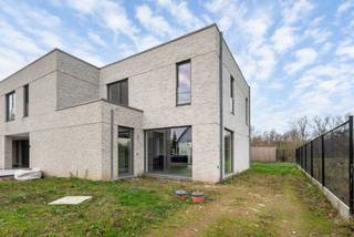 Cette maison semi-mitoyenne, récemment construite, située dans la commune agréable de Beveren, combine espace, confort et art de vivre moderne dans...