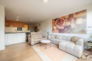 Dit instapklaar gelijkvloers appartement met privétuin en twee ondergrondse autostaanplaatsen is gelegen op een centrale locatie te Oostmalle...