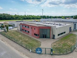 VEELZIJDIG INDUSTRIEPAND MET INSTAPKLAAR APPARTEMENT TE MAASMECHELEN !We vinden dit industriepand met appartement terug op een perceel van 26a 41ca...