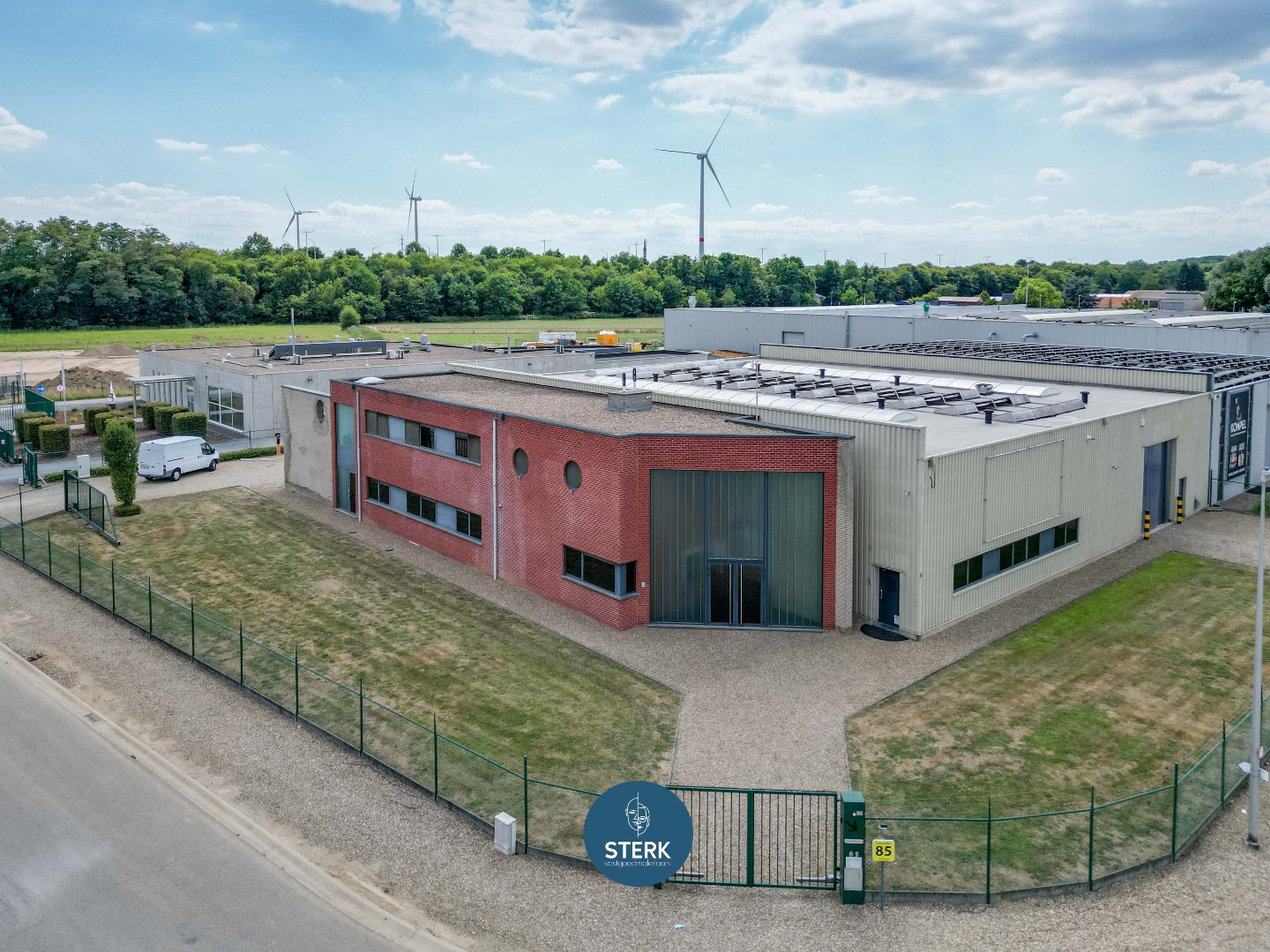VEELZIJDIG INDUSTRIEPAND MET INSTAPKLAAR APPARTEMENT TE MAASMECHELEN ! - foto 1