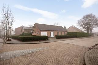 Uiterst gunstig en rustig gelegen woning op de hoek David Tenierslaan/Beukendreef.  Dit huis bevindt zich in een residentiële woonomgeving, op wandelafstand van het commerciële centrum met alle winkels, verschillende scholen, de Carrefour en de bushalte op 50m.  De opritten van zowel E19 als A12 liggen op slechts enkele minuten rijden.,  Er is parkeergelegenheid aan het eigendom zelf in de inpandige garage en in de straat.  <br /><br />Het bouwjaar is 1990.  Dit eigendom werd steeds goed onderhouden &amp; werd recent volledig geschilderd.  Goede EPC score: Label C!  Alles bevindt zich op het GELIJKVLOERS: een inkomhall, een woonkamer met zicht op de tuin, een ingerichte keuken, een apart toilet, een 1e slaapkamer/bureau, een 2e slaapkamer en een ingerichte badkamer.  Er is een zolderruimte van 28m2, te bereiken via uittrekbare zoldertrap. Mits aanpassing van de dakstructuur is een 3e slaapkamer mogelijk.  De tuin is zongericht en beschikt over een terras en tuinberging.  <br /><br />Op zaterdag 21 februari 2026, van 10u tot 14u organiseren we een KIJKDAG om deze woning te kunnen bezichtigen.  Reserveer uw afspraak zodat we deze kunnen inplannen. Deze woning zal worden verkocht op basis van het bieden onder gesloten omslag.   Minimale biedingsprijs bedraagt € 485.000,-  Wenst u graag een bezichtiging?  Contacteer ons via 03 459 99 99 of info@leximmo.be voor een afspraak op de kijkdag !