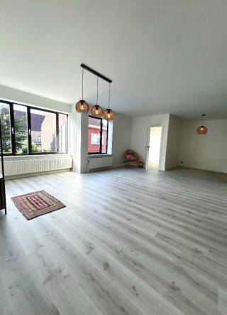 In een rustig gedeelte van Tienen centrum kan je dit zéér mooi gerenoveerd appartement komen bezoeken. Het appartement is gelegen op de eerste verdieping en omvat: inkomhal, toilet, woon- en eetkamer, splinternieuwe ingerichte keuken, twee slaapkamers en een nieuwe badkamer. Eveneens is er een kelderberging van 7 m² inbegrepen in de prijs. Van de zon kan je heerlijk genieten in de verzorgde en rustige gemeenschappelijke tuin aan de achterkant van het gebouw. <br />Alle voorzieningen liggen letterlijk op wandelafstand en parkeergelegenheid is er in de directe omgeving. Het Vianderdomein ligt op 600 m stappen van deze residentie. Het gebouw wordt in april 2027 voorzien van een nieuwe verwarmingsketel. Maak snel een afspraak voor het te laat is.<br />Ter info: We bieden via een andere eigenaar ook een autostaanplaats te koop aan in dit gebouw.