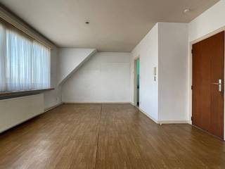 <p><strong>Dakappartement met ruim terras te huur in Beerse</strong></p>
<p>Dit gezellige dakappartement is rustig gelegen op de derde verdieping van een kleinschalig gebouw (zonder lift). Het appartement beschikt over een groot terras waar je in alle rust kan genieten.</p>
<p>Via de inkomhal kom je in de ruime en lichtrijke woonkamer. Aansluitend bevindt zich de keuken met een kleine berging. Het appartement heeft twee slaapkamers, waarvan één slaapkamer directe toegang geeft tot het terras. Verder is er een badkamer met douche, lavabomeubel en toilet.</p>
<p>Achter het gebouw is er bovendien een<strong> </strong>garage inbegrepen.</p>
<br />
<p></p>