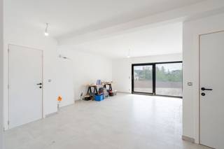 Nieuw te Grembergen nabij centrum Dendermonde in een kleinschalige en rustige residentie met slechts 3 entiteiten, bevindt zich dit prachtig hernieuwbouw duplex appartement met een EPC-label A. Het gebouw beschikt over een private doorgang, waardoor rust en privacy gegarandeerd zijn. Het appartement omvat een lichtrijke leefruimte met directe toegang tot het ruime, zuidoostgerichte terras, waar u de hele dag door kan genieten van zon en buitenruimte. De zeer ruime en volledig uitgeruste keuken is voorzien van alle hedendaagse comfort en biedt meer dan voldoende ruimte voor kook- en eetplezier, verder beschikt dit appartement over 2 volwaardige slaapkamers, ideaal voor een gezin, koppel of als extra bureauruimte. Er zijn bovendien 2 toiletten aanwezig: één apart gastentoilet beneden en één in de badkamer boven. De badkamer is praktisch en modern ingericht.<br />De residentie biedt daarnaast een gemeenschappelijke tuin, ideaal om fietsen en andere zaken veilig te stallen. Uw comfort wordt compleet gemaakt met een private staanplaats.<br />Dankzij de energiezuinige afwerking, de beperkte schaal van de residentie en de uitstekende ligging nabij Dendermonde combineert dit appartement modern wooncomfort met rust en bereikbaarheid. Ook voor investeerders is dit een bijzonder interessant aanbod. Het appartement leent zich perfect voor verhuur. Rendementen zijn beschikbaar op aanvraag.<br /><br />De appartementen bevinden zich momenteel in hun laatste afwerkingsfase. Een bezoek ter plaatse zal u de beste kijk geven op de huidige situatie en mogelijkheden.<br /><br />Meer informatie of een bezoek? Neem contact op met Vince van Capston Real Estate op 0468 26 14 01 of op Vince@capston.be