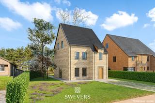 Voor uitgebreide info, surf naar www.SWEVERS.be! – Zeer energiezuinig, uiterst stijlvol, landelijke uitstraling én een absolute toplocatie. Wie hier plots enkele belangrijke troeven van zijn wenslijst hoort afgevinkt worden haast zich best naar de Diestersesteenweg vlakbij het centrum van Paal. Deze prachtige, vrijstaande nieuwbouw villa kan binnenkort immers jouw warme en fijne nieuwe thuis worden. Op dit knappe perceel van 5a 73ca schittert binnenkort een wondermooie, stijlvolle en bovenal uiterst energiezuinige nieuwbouwwoning. De buitenkant wordt gerealiseerd met een zeer gracieuze pastorie-‘look’. Aan de binnenzijde heb jij het voor het zeggen. Jij bepaalt namelijk mee hoe jouw droomwoning dient afgewerkt te worden om volledig te voldoen aan jouw smaak en wensen. Gelijkvloers krijg je naast de inkomhal, met gastentoilet, een grote leefruimte met open keuken. Beide delen genieten van een zalige hoeveelheid natuurlijke lichtinval en zicht op de tuin. Verder is er gelijkvloers nog een handige berging. Boven is er een zeer grote badkamer en twee slaapkamers waarvan de master bedroom zelfs een inloop dressing esnuite krijgt. De vaste trap naar de zolder zorgt ook nog eens voor 46m² aan extra potentieel. Interesse? Tel. 011 255 155. Bron bewoonbare oppervlakte: EPC – verslag.