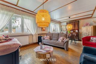 Voor meer info en foto’s, surf naar www.swevers.be – In een rustige woonomgeving in Koersel vinden we deze open bebouwing met veel potentieel. De woning werd gebouwd in 1954 en beschikt over een bewoonbare oppervlakte van 151 m². Ze bevindt zich in op te frissen staat, maar dankzij het vernieuwde en geïsoleerde dak van 2020 en de recent vernieuwde ramen van 2024 is er al een sterke basis aanwezig om verder op te bouwen naar hedendaags wooncomfort. Via de inkomhal bereikt men de verschillende ruimtes op het gelijkvloers. De woonkamer van 27,79 m² vormt het hart van de woning en biedt voldoende plaats voor een gezellige zithoek en eetkamer. Aansluitend ligt de keuken van 8,88 m², die praktisch ingericht kan worden. Verder zijn er op het gelijkvloers nog een wasruimte, een badkamer met douche, een apart toilet en een extra kamer die perfect dienst kan doen als slaapkamer, bureau of hobbyruimte. Op de eerste verdieping zijn er twee slaapkamers van 14,70 m² en 8,85 m², aangevuld met een handige bergruimte. Ook de zolder van ongeveer 27 m² en de kelder van 10 m² zorgen voor extra opslagmogelijkheden. De woning ligt op een perceel van circa 9 are 25 ca met een zuidgerichte tuin, ideaal om volop van de zon te genieten. Scholen, openbaar vervoer, winkels, restaurants en sportfaciliteiten bevinden zich bovendien op korte afstand. Een interessante kans voor wie ruimte, licht en mogelijkheden zoekt. Voor meer informatie, bel 011 255 155. Bron bewoonbare oppervlakte: EPC – verslag.