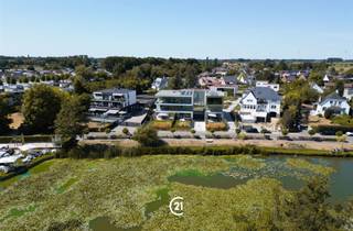 <p>Uniek appartement met zicht op het Donkmeer.</p><p>Op een bijzonder aangename locatie in de Brielstraat in Berlare vindt u dit stijlvolle appartement met voortuin en een prachtig uitzicht op het Donkmeer. De perfecte combinatie van rust en groen.<br />Het appartement werd gebouwd in 2024-2025. Bijgevolg geniet u hier van een moderne afwerking en hedendaags comfort.<br />De leefruimte met open keuken vormt het hart van de woning. Aansluitend bevindt zich nog de praktische bergplaats.</p><p>Verder beschikt het appartement over twee slaapkamers en een moderne badkamer.</p><p>Als extra troeven biedt deze eigendom eveneens een privatieve kelderberging en een eigen autostaanplaats.</p><p>Op zoek is naar een recente, instapklare woonst op een locatie die u iedere dag een vakantiegevoel bezorgd? Dan is dit appartement helemaal wat u zoekt. Neem snel contact met ons op voor meer informatie en het inplannen van een bezoek. <br /> </p>