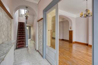 <strong>Ruime te renoveren woning met o.a. een bewoonbare oppervlakte van 180 m², 3 slaapkamers (4 mogelijk op zolder), hoge plafonds, voldoende parking voor de deur en aangename tuin. EPC label E - score 488. </strong><br /><br />Het gelijkvloers van de woning beschikt over een inkomhal, ruime leefruimte, eetplaats en keuken. <br /><br />Op de eerste verdieping bevindt zich een nachthal, 2 slaapkamers en een badkamer.<br /><br />De tweede verdieping/zolder bestaat uit een nachthal, slaapkamer en zolderruimte. Deze laatste kan perfect omgevormd worden tot de vierde slaapkamer van de woning.<br /><br />Aan de buitenkant beschikt de woning vooraan over een parkeerplaats. Achteraan beschikt de woning over een aangename tuin met oost oriëntatie.<br /><br />De woning beschikt over een uitstekende verkeerstechnische ligging t.o.v. winkels, scholen, openbaar vervoer, E40, restaurants, etc.<br /><br />Interesse? Mail naar laurens@immogve.be of bel naar 0496 07 89 48.