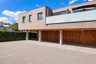 <p><span><strong>TE KOOP: Recent 2-slaapkamerappartement in het centrum van Heusden!</strong></span><br /><span>Welkom in dit recente en hoogwaardig afgewerkte appartement, gelegen op een uitstekende locatie pal in het centrum van Heusden!</span><br /><span>Een bijzondere troef van dit appartement is de privatieve toegang op het gelijkvloers. Het appartement is zowel via de straatzijde als via de achterzijde van het gebouw toegankelijk. Beide toegangen komen uit in een eigen inkomhal, waardoor u niet rechtstreeks in de woonvertrekken binnenkomt. Op het gelijkvloers bevindt zich bovendien een praktische berging. Via de trap bereikt u vervolgens de woonverdieping op de eerste verdieping.</span><br /><span>Hier komt u terecht in een ruime en lichtrijke leefruimte met open keuken. Dankzij de aangename indeling, de grote hoeveelheid natuurlijk licht en de hoogwaardige afwerking vormt deze ruimte het hart van het appartement. Aansluitend bevindt zich een praktische berging/wasruimte die voor bijkomende opslagruimte zorgt.</span><br /><span>Verder beschikt het appartement over twee ruime slaapkamers en een comfortabele badkamer, uitgerust met zowel een ligbad als een inloopdouche. Daarnaast is er een afzonderlijk gastentoilet.</span><br /><span>Het gezellige terras vormt een aangename buitenruimte waar u in alle rust kan genieten.</span><br /><span>Ook op het vlak van comfort en energiezuinigheid scoort het appartement goed. Zo beschikt het over een gunstig EPC-label B, een ventilatiesysteem C en een energiezuinige condensatieketel op aardgas.</span><br /><span>Tot slot beschikt het appartement over een overdekte autostaanplaats, zodat u steeds over een vaste parkeerplaats beschikt.</span><br /><span><strong>Ligging:</strong></span><br /><span>Het appartement is gelegen aan de Waterleidingstraat, pal in het centrum van Heusden. Winkels, supermarkten, scholen, horeca en openbaar vervoer bevinden zich op korte afstand. Ook het station en de belangrijkste verbindingswegen zijn vlot bereikbaar.</span><br /><span><strong>Indeling:</strong></span><br /><span>Inkomhal, berging, ruime en lichtrijke leefruimte met open keuken, berging/wasruimte, apart toilet, badkamer met ligbad en inloopdouche, twee ruime slaapkamers en terras.</span><br /><span><strong>Troeven:</strong></span><br /><span>- Pal in het centrum van Heusden!</span><br /><span>- Recent en hoogwaardig afgewerkt appartement!</span><br /><span>- Gunstig EPC-label B!</span><br /><span>- Ventilatiesysteem C!</span><br /><span>- Energiezuinige condensatieketel op aardgas!</span><br /><span>- Twee ruime slaapkamers!</span><br /><span>- Badkamer met ligbad én inloopdouche!</span><br /><span>- Ruime en lichtrijke leefruimte met open keuken!</span><br /><span>- Gezellig terras!</span><br /><span>- Overdekte autostaanplaats!</span><br /><span>- Twee toegangsdeuren!</span><br /><span>- Winkels, horeca en openbaar vervoer op korte afstand!</span><br /><span><strong>EPC B met certificaatnummer 20260810-0003930803-RES-1</strong></span><br /><span><strong>G-score: A</strong></span><br /><span><strong>P-score: C</strong></span><br /><span><strong>Stedenbouwkundige info: woongebied – bouwvergunning – geen voorkooprecht</strong></span></p>
