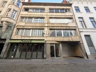 <p><span>ANVERS - Près du Meir : 5A, rue Otto Venius – local commercial au cœur d'Anvers</span></p><p><span> </span></p><p><span>DESCRIPTION :</span></p><p><span> </span></p><p><span>Situé rue Otto Venius, une agréable rue latérale du célèbre Meir, ce local commercial bénéficie d'un emplacement particulièrement central et intéressant sur le plan commercial, en plein cœur d'Anvers.</span></p><p><span>Cet emplacement allie la forte fréquentation et la visibilité du Meir au caractère d’une rue commerçante plus calme.</span></p><p><span>Le local était auparavant exploité comme restaurant et offre donc des possibilités intéressantes pour un nouveau commerce ou un concept de restauration.</span></p><p><span> </span></p><p><span>Aucun prix de reprise n’est applicable.</span></p><p><span>Grâce à sa situation centrale et à la proximité du Meir, des principales rues commerçantes et du centre-ville, cet immeuble constitue un point de départ intéressant pour les entrepreneurs à la recherche d’un emplacement commercial à Anvers.</span></p><p><span> </span></p><p><span>CARACTÉRISTIQUES :</span></p><p><span> </span></p><p><span>* Score PEB B avantageux</span></p><p><span>* Surface de 222 m² (selon l’EPB)</span></p><p><span>* Emplacement central au cœur d'Anvers, à quelques pas du Meir</span></p><p><span>* Adapté à divers usages commerciaux</span></p><p><span>* Ancien établissement de restauration, ce qui rend l'espace intéressant pour la restauration et diverses autres activités commerciales</span></p><p><span> </span></p>