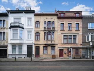<strong>Karaktervolle interbellumwoning met uitzonderlijke stadstuin nabij de Coupure</strong><br /><br />Op een gegeerde locatie <strong>nabij de Coupure </strong>bevindt zich deze <strong>te renoveren interbellumwoning</strong>, waar authentiek karakter, royale volumes en een <strong>uitzonderlijke buitenruimte</strong> samenkomen.<br /><br />De woning is gelegen op een <strong>perceel van 246 m²</strong> en biedt een <strong>bruikbare vloeroppervlakte van ca. 248 m²</strong>, exclusief kelder en zolder. Achter de karaktervolle gevel schuilt een lichtrijke woning met mooie verhoudingen, authentieke elementen en tal van mogelijkheden om ze naar eigen inzicht vorm te geven.<br /><br />Met vijf slaapkamers, een ruime zolderverdieping en vooral een gunstig georiënteerde<strong> stadstuin van ca. 142 m² </strong>beschikt de woning over alle troeven voor een bijzondere gezinswoning in de stad.<br /><br /><strong>Een eigendom met ziel en potentieel, voor wie ruimte, karakter en een uitzonderlijke tuin wil combineren op een geliefde locatie nabij de Gentse binnenstad.</strong><br /><br /><em>Voor meer info: mail naar info@carloeggermont.be</em>