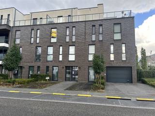 Appartement moderne et prêt à l'emploi, économe en énergie, situé à la périphérie de Malines, à proximité de l'autoroute E19, des magasins/entrepôts et à distance de marche du centre ville de Malines.L'appartement est situé au 2ème étage et comprend un salon avec cuisine ouverte équipée et une terrasse attenante (9m²) avec vue sur le terrain de football. Par le hall d'entrée, on accède à 2 chambres (11 et 9m²), WC et salle de bain avec douche à l'italienne, lavabo avec armoire de toilette et radiateur décoratif.Un abri à vélos et un parking souterrain (+20.000euro) pour une voiture électrique complètent cet appartement.Une belle opportunité pour ceux qui recherchent un appartement TOP !