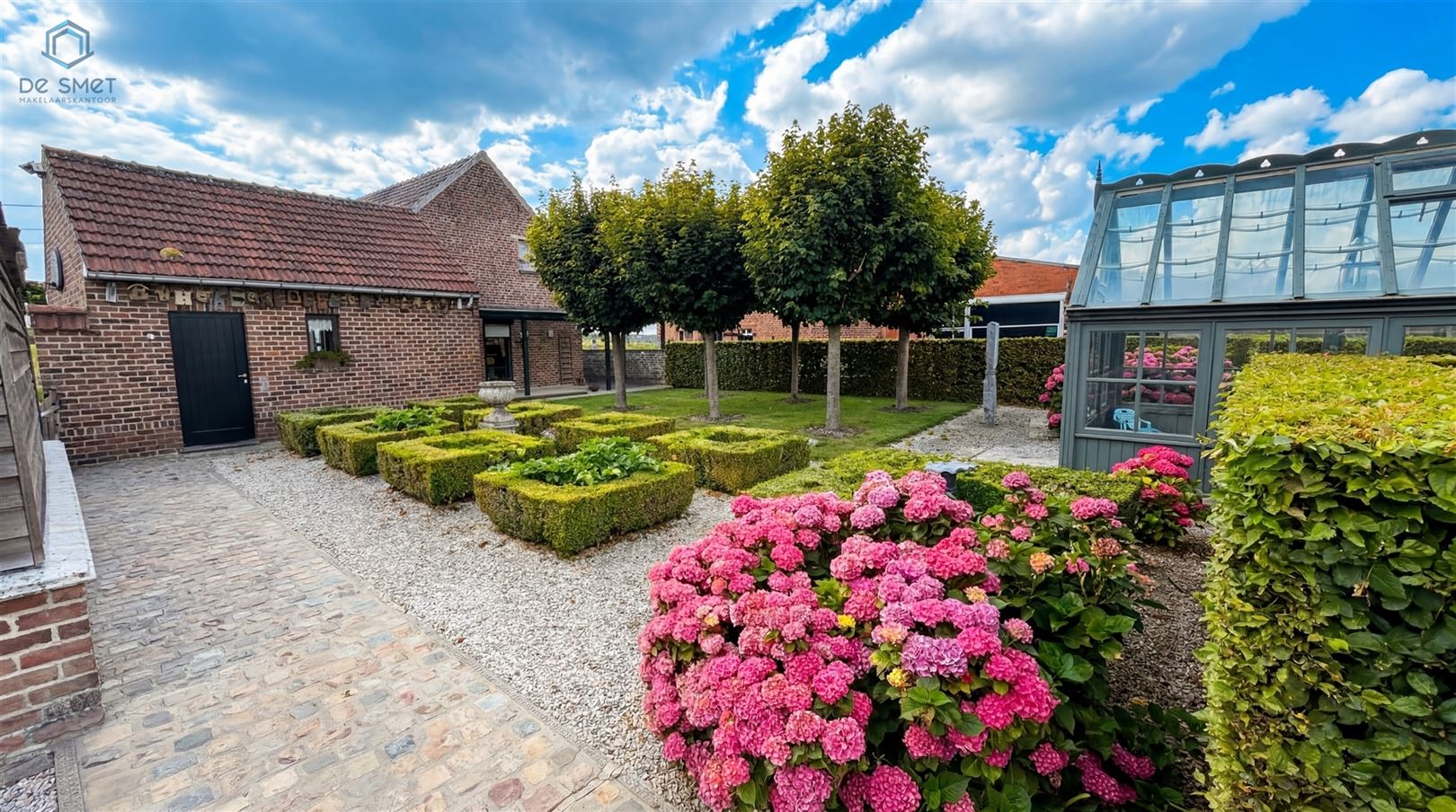 Ready-to-move-in house with 3 bedrooms, beautiful garden, 2 garages, and many possibilities in Lierde - photo 5