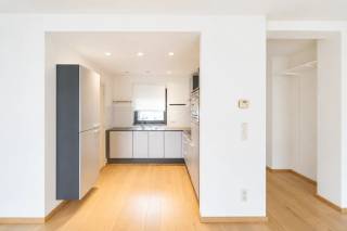 Dit prachtig appartement in Antwerpen, gelegen in de levendige wijk ’t Eilandje, biedt een ideale combinatie van comfort en stedelijke charme. Met een bewoonbare oppervlakte van 83 m² geniet u van een lichte en ruime woonomgeving die perfect is afgestemd op modern wonen.<br /><br />Het appartement beschikt over twee slaapkamers en een badkamer, ideaal voor zowel gezinnen als koppels die behoefte hebben aan extra ruimte. Daarnaast is er een parkeerplaats aanwezig, wat in deze populaire buurt een waardevolle troef is.<br /><br />’t Eilandje staat bekend om zijn bruisende sfeer, gelegen vlak bij het water en met tal van trendy restaurants, cafés en culturele hotspots in de buurt. Dit maakt deze woning niet alleen een praktische keuze, maar ook een plek waar u optimaal kunt genieten van het stadsleven.<br /><br />Huurprijs: 1190 euro/maand<br />Kosten: 100 euro/maand<br />Beschikbaarheid: Onmiddellijk<br />Parking: 150 euro/maand<br /><br />Contacteer LISTED: +32 3 283 51 51.