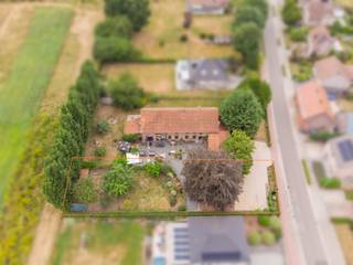 Deze bouwgrond biedt een uitstekende opportuniteit voor wie zijn droomwoning wil realiseren op een gunstige locatie in Sint-Pieters-Leeuw. Dankzij de ruime bouwvoorschriften beschikt het perceel over tal van mogelijkheden om een hedendaagse en comfortabele gezinswoning te bouwen.
Het perceel laat een bouwbreedte van 9,18 meter toe, met een maximale bouwdiepte van 17 meter op het gelijkvloers en 12 meter op de eerste verdieping. Er kunnen twee volwaardige bouwlagen, exclusief de dakverdieping, worden opgericht. De woning dient ingeplant te worden op een afstand van minimaal 10 meter en maximaal 13 meter vanaf de rooilijn, wat extra flexibiliteit biedt bij de inplanting van de woning op het perceel. Daarnaast bedraagt de maximale kroonlijsthoogte 6 meter en de maximale nokhoogte 9,50 meter, waardoor er ruime mogelijkheden zijn voor het realiseren van een stijlvolle en functionele woning.
Deze bouwgrond vormt de ideale basis voor wie op zoek is naar een perceel met uitstekende bouwmogelijkheden en de vrijheid om een woning volledig naar eigen smaak te realiseren.