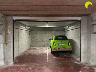 <p><span>Vlakbij het centrum van Mortsel , tegenover het nieuwbouwproject </span><span>Stadsterras</span><span>, bieden wij u deze zeer ruime garagebox/opslagruimte aan op verdieping -2 in een goed onderhouden garagecomplex.</span></p><p><span>Kavels 15-16 waren oorspronkelijk 2 autostaanplaatsen die recent samengevoegd werden tot één grote box met nieuwe poort en muren.</span></p><p><span>De afmeting bedraagt 4,5m x 5m.</span></p><p><span>De box biedt thans plaats aan 2 auto's + in de hoogte opslagruimte. Werkplaats is niet toegelaten.</span></p><p><span> </span></p><p><span>Nuttige informatie:</span></p><p><span>- De hoogte van de inrit  naar de ondergrondse verdieping is 1,78m</span></p><p><span>- Onmiddellijk beschikbaar bij akte.</span></p><p><span>- Geen stopcontact aanwezig.</span></p><p><span>- De syndicus is Uw Beheer te Borgerhout. De gemeenschappelijke kosten bedragen €25,00 per maand</span></p><p><span>- Watertoets: P-score =C en G-score = B</span></p><p><span> </span></p><p><span>Voor meer info of een bezoek ter plaatse bel 03/449.42.41 of surf naar <span>www.habicom.be</span></span><span> </span></p><p><span>Benieuwd naar de waarde van uw woning? Check het gratis op www.watismijnhuiswaard.be</span></p><p><span> </span></p>