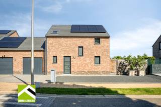 In een rustige en aangename woonomgeving in Tongeren bevindt zich deze uitstekend onderhouden woning op een perceel van 543 m². De woning werd gebouwd in 2004 en biedt een praktische indeling, veel comfort en diverse energiebesparende voorzieningen.<br /><br />Indeling: <br />x centrale inkomhal met gastentoilet en vestiaire; <br />x lichtrijke leefruimte met een gezellige L-vormige woonkamer die naadloos overgaat in de open keuken. Grote raampartijen geven een aangename verbinding met het terras en de tuin. <br />x ingerichte keuken; <br />x aansluitend een praktische berging; <br />x inpandige garage met berging, wasruimte en extra bergruimte op de open zolder. Vanuit de garage is er een rechtstreekse toegang naar terras en tuin. <br /><br />Op de verdieping: <br />x drie slaapkamers, <br />x een apart toilet, <br />x vernieuwde badkamer met lavabomeubel en instapdouche. <br />x de zolder is bereikbaar via een luik in de nachthal.<br /><br />De woning werd doorheen de jaren met zorg onderhouden en verkeert in een nette staat.<br /><br />Buiten geniet je van een mooi aangelegd terras, een volledig omheinde tuin met groene hagen en een grote tuinberging. Dankzij de noordwestelijke oriëntatie profiteer je van de middag- en avondzon op het terras.<br /><br />Technisch : <br />x nieuwe Vaillant condensatieketel 2022; <br />x 8 zonnepanelen met 3.200 Wp;<br />x regenwaterput van 5.000 liter. <br />x een waterverzachter. <br />x een conforme elektrische installatie.<br />x goed EPC label B.<br /><br />INTERESSE? Maak dan een afspraak voor bezichtiging op het nummer 012 23 00 23 of mail uw vragen aan roland@immo-leroi.be.