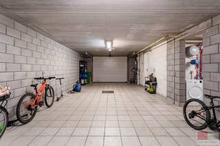 Energiezuinige woning gelegen op een perceel van 222m² met een woonoppervlakte van circa 163m², gelegen in een rustige omgeving met een Zuidwest georiënteerde tuin. Een prachtige woning die voorzien is van alle moderne gemakken, instapklaar! <br /><br />Deze locatie bevindt zich in een rustig en landelijk gelegen deel van Riemst, omringd door uitgestrekte akkers en groene velden. De omgeving ademt een gemoedelijke dorpssfeer, met kronkelende straatjes en charmante woningen. Op korte afstand vind je voorzieningen zoals buurtwinkels, scholen en gezellige eetgelegenheden, terwijl steden als Maastricht en Tongeren vlot bereikbaar zijn.<br /><br />Bezichtig deze woning ook digitaal en 'loop' zelf door de woning. Kijk daarvoor op onze website of via: <br />my.matterport.com/show/?m=Sj5HL2Wx2Qz<br /><br />INDELING<br /><br />Gelijkvloers:<br /><br />- Inkom met trap naar het eerste verdiep (tevens de eerste leefruimte);<br />- Toilet met lavabo en spiegel;<br />- Toegang tot de kelderbergin / garage.<br /><br />1e verdieping: <br /><br />- Living met videofoon (Entrya), Buderus thermostaat en aansluiting voor televisie;<br />- Groot raam met toegang tot het overdekte terras en de tuin;<br />- Keuken voorzien van combi-gril magnetron, 5-pit AEG gasvuur, afzuigkap, koelkast, vaatwasser, ruime RVS spoelbak en een stenen werkblad.<br /><br />2e verdieping:<br /><br />- Badkamer beschikt over design radiator voor handdoeken te drogen, dubbel wasmeubel met spiegels, Veluxraam, toilet en een inloopdouche met thermostatische kraan (Gröhe);<br />- De 2 slaapkamers aan de voorzijde beschikken over een laminaatvloer en Veluxraam;<br />- De 3de slaapkamer aan de achterzijde kijkt uit over de tuin en beschikt tevens ook over een Velux.<br /><br />Zolder:<br /><br />- Bergzolder toegankelijk via houten uitklapbare zoldertrap.<br /><br />Kelder / Garage:<br /><br />- Ruime betegelde garage met automatische sectionale poort, plaats voor 2 wagens achter elkaar te stallen;<br />- Kelderberging met aansluitingen voor een wasmachine.<br /> <br />Tuin:<br /><br />- Zuidwest georiënteerde tuin;<br />- Overdekt terras van circa 2m x 3m;<br />- Verschillende appelbomen in de tuin;<br />- Perceel volledig omheind.<br /><br />Energieprestatie en binnenklimaat (EPB-EPC)<br />Certificaat beschikbaar: ja<br />EPC certificaatnummer: 73066-G-2013_12451/EP06060/A001/D01/SD001<br />Berekende energiescore : (kWh/m²): 112.22 kWh/m² - B label <br />Het certificaat is geldig tot en met: 21-06-2028<br />Electrische installatie: ja - CONFORM<br /><br />Informatie stedenbouwkundige voorschriften:<br />Stedenbouwkundige vergunning: vervangen van een bestaande woning door twee ééngezinswoningen (vergund 2014)<br />Meest recente bestemming: woongebieden met landelijk karakter<br />Dagvaarding uitgebracht: niet van toepassing<br />VOORKOOPRECHT OP DIT GOED: neen<br />VERKAVELINGSVERGUNNING: niet van toepassing<br />WATERGEVOELIG OPENRUIMTEGEBIED: neen<br /><br />Overstromingsgevoelige gebieden: <br />Perceelscore of P-score : A<br />Gebouwenscore of G-score: A<br />Ligging in Signaalgebied: neen<br />Ligging in afgebakende oeverzone of afgebakend overstromingsgebied: neen<br /><br />A:geen overstroming gemodelleerd B: kleine kans op overstromingen onder klimaatverandering C: kleine kans op overstromingen D: middelgrote kans op overstromingen<br /><br />Beschermd erfgoed<br />GEINVENTARISEERD ERFGOED: neen<br />BESCHERMD ONROEREND ERFGOED: neen