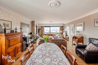 <p><span>Instapklaar en lichtrijk appartement gelegen op de vierde verdieping van een verzorgd gebouw met lift. Dankzij de halfopen bebouwing geniet het appartement van een aangename lichtinval langs meerdere zijden. Via de inkomhal met gastentoilet betreedt u de bijzonder ruime leefruimte van 42 m² met vernieuwde parketvloer, die een open en aangenaam woongevoel creëert. Aansluitend bevindt zich de volledig vernieuwde keuken met nieuwe vloer en toestellen, waaronder een inductiekookplaat, dampkap, oven, koelkast en vaatwasmachine. Naast de keuken bevindt zich een praktische berging. De badkamer werd eveneens vernieuwd (meubel en betegeling) en beschikt over een ligbad en dubbele lavabo in meubel. Verder telt het appartement twee zeer ruime slaapkamers. Een extra troef zijn de terrassen aan de voor-, zij- en achterzijde van het appartement, waardoor u op elk moment van de dag van buitenruimte kan genieten. In de ondergrondse verdieping beschikt u bovendien over een private afgesloten garage met elektriciteit en rechtstreekse toegang tot het gebouw. Het appartement beschikt over volledig vernieuwde en conforme elektriciteit, een recente condenserende gasketel en een gunstig EPC. Ook het dak van het gebouw werd reeds vernieuwd. Dankzij de lift en de vlotte toegankelijkheid is het appartement bovendien comfortabel bereikbaar. Plan uw bezoek snel in en ontdek zelf de ruimte, lichtinval en het comfort dat dit appartement te bieden heeft.</span></p><p><span> </span></p><p><span> </span></p>