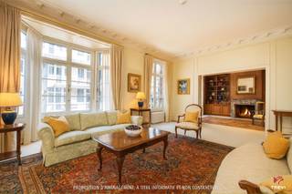 On the strategically located Avenue Emile Claus, on the 2nd floor of a character building, discover this spacious ±257 m² apartment, a true...