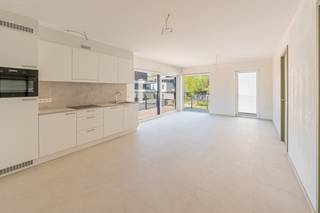 <p>Op zoek naar een comfortabel en energiezuinig appartement op een centrale ligging? Dit appartement op de eerste verdieping in nieuwbouwproject <strong>HET DORP</strong> in het centrum van Onze-Lieve-Vrouw-Waver is onmiddellijk beschikbaar.</p><p>Het appartement beschikt over een lichtrijke leefruimte met open keuken, één volwaardige slaapkamer, een moderne badkamer en een aangenaam privatief terras waar je in alle rust kan genieten. Daarnaast is een privatieve autostaanplaats inbegrepen.</p><p>Dankzij de kwalitatieve afwerking, energiezuinige technieken en rolstoeltoegankelijke inrichting geniet je van een hoog wooncomfort en een lage energiekost.</p><p>De centrale ligging is een absolute troef: winkels, bakker, apotheek, huisarts en openbaar vervoer bevinden zich op wandelafstand, waardoor je alle dagelijkse voorzieningen binnen handbereik hebt.</p><ul><li><p>Onmiddellijk beschikbaar</p></li><li><p>€85 gemeenschappelijke kosten/ maand</p></li></ul><p></p><p>Vraag uw bezoek uitsluitend aan via de website van Malines Group!</p>