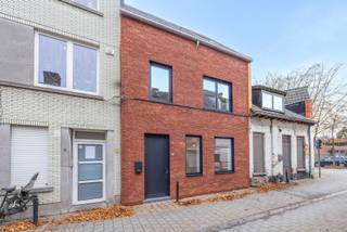 <p><strong>Volledig gerenoveerde woning in het hart van Turnhout<br /></strong>Ontdek deze prachtig gerenoveerde en instapklare woning, ideaal gelegen in het centrum van Turnhout. Dankzij de doordachte indeling, moderne afwerking en duurzame technieken is dit de perfecte thuis voor wie comfort en energiezuinigheid belangrijk vindt.<br />Bij binnenkomst betreed je een ruime inkomhal met voldoende plaats voor fietsen, gevolgd door een apart toilet. De lichtrijke woonkamer met aansluitende keuken vormt het kloppend hart van de woning. Via de grote raampartijen geniet je van een heerlijke zuidgerichte, open binnenplaats—een rustige buitenruimte midden in de stad.<br />De woning telt <strong>vier volwaardige slaapkamers</strong>, aangevuld met een extra kamer die ideaal is als <strong>thuiskantoor of dressing</strong>. De moderne badkamer is uitgerust met een <strong>inloopdouche</strong>. Daarnaast biedt de woning een <strong>ruime berging</strong> en een <strong>praktische zolder</strong>, perfect als extra opbergruimte.<br />Duurzaamheid staat hier centraal: de woning wordt verwarmd met een <strong>warmtepomp</strong>, heeft een <strong>uitstekend EPC</strong> en is uitgerust met <strong>zonnepanelen</strong>. In de nabije omgeving bestaat bovendien de mogelijkheid om een <strong>autostaanplaats te huren</strong>.<br />Kortom: een energiezuinige, smaakvol gerenoveerde stadswoning met alle comfort en ruimte die je nodig hebt. Instapklaar wonen in het centrum van Turnhout!</p>