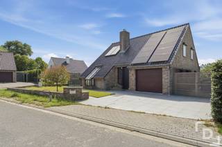 Deze vrijstaande woning is gelegen in een rustige en residentiële woonwijk in Poperinge. Dankzij de doordachte indeling, het hedendaagse comfort en de verzorgde afwerking is dit de ideale gezinswoning.Op het gelijkvloers bevindt zich een centrale inkomhal die toegang biedt tot de lichtrijke leefruimte, de recente Dovy-keuken, een apart gastentoilet, een praktische berging, een ruime wasplaats/bijkeuken en de inpandige garage. Bovendien geniet u van een mooie tuin met een ruim terras, perfect om in alle rust te ontspannen. Via de nachthal op de eerste verdieping bereikt u drie volwaardige slaapkamers, een comfortabele badkamer uitgerust met zowel een ligbad als een douche, en een technische berging.Troeven:* EPC: B* Zonneboiler 300 liter* Zonnepanelen* Open bebouwing op een perceel van 631m²