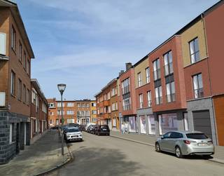 <p><span><strong>ANDERLECHT</strong></span> – Parkeerplaats te koop in het project Les Ateliers Schlosser<br />Gelegen aan de Pierre Schlosserstraat 8, in het hart van de wijk Les Trèfles in Anderlecht, vindt u deze ondergrondse parkeerplaats binnen het nieuwe residentiële project Les Ateliers Schlosser. De parkeerplaats maakt deel uit van een moderne, duurzame en beveiligde residentie en biedt een praktische oplossing voor toekomstige bewoners van het project of voor wie op zoek is naar een parkeerplaats in de buurt.<br />Het project geniet van een interessante ligging, dicht bij openbaar vervoer, winkels, scholen en belangrijke verkeersassen. Een mooie opportuniteit in een wijk in volle ontwikkeling. Neem contact met ons op voor meer informatie.</p>