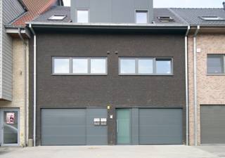 U vindt de woning in de landelijke gemeente Watervliet waar het aangenaam vertoeven is. U kan prachtige wandelingen en fietstochten maken in de Polders.

Deze ruime en instapklare bel-étage is tot in de puntjes afgewerkt en heeft tevens een enorm prachtig uitzicht over de achterliggende velden.

De indeling: een inkom, een leefruimte met eetplaats en vanuit je luie zetel zicht over een prachtige weidse natuur, een mooie open keuken, 2 toiletten, een moderne badkamer met ligbad en douche, 2 slaapkamers, een tuin met gezellig zonne-terras en een inpandige garage met praktische wasplaats.

Het lage EPC-peil verzekert u van een lage energiefactuur!

Wenst u deze kwalitatief afgewerkte woning zelf te ervaren tijdens een bezoek? Maak uw afspraak online via www.vastgoedunicum.be of stuur een e-mail naar verhuur@vastgoedunicum.be.
