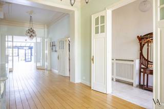 Deze karaktervolle herenwoning werd in 2017 grondig en hoogwaardig gerenoveerd, waarbij authenticiteit en hedendaags comfort mooi samenkomen. Met een bewoonbare oppervlakte van 276 m², verdeeld over vier verdiepingen, geniet je hier van ruimte, licht en een bijzonder aangename indeling.<br /><br />De doorlopende leefruimte verbindt een gezellig salon vooraan met een lichtrijke zithoek achteraan. De ruime keuken is kwalitatief afgewerkt en sluit via de veranda aan op het terras en de zonnige stadstuin met praktische achter uitgang voor fietsen.<br /><br />Op de eerste verdieping bevinden zich een ruime master bedroom en een tweede kamer (ideaal als bureau) met aansluitend een zonnig dakterras. Een volledig uitgeruste badkamer bevindt zich op de tussenverdieping.<br /><br />De tweede verdieping telt nog twee slaapkamers. De zolderverdieping biedt bijkomende ruimte, perfect als berging of extra kamers. De woning is deels onderkelderd.<br /><br />Gelegen op wandelafstand van het centrum, het station en alle voorzieningen, combineert deze woning een uitstekende bereikbaarheid met een rustige, residentiële omgeving.<br /><br />De woning is onmiddellijk beschikbaar en de huurprijs bedraagt € 2.450/maand.<br /><br />Contacteer ons voor meer info of een bezoek ter plaatse.