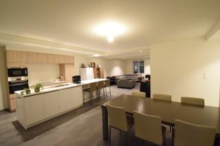 - Centraal gelegen tweeslaapkamer-appartement voorzien van alle moderne comfort- Op de eerste verdieping: Markt 18 bus 101 Houthulst- Fenomenaal...