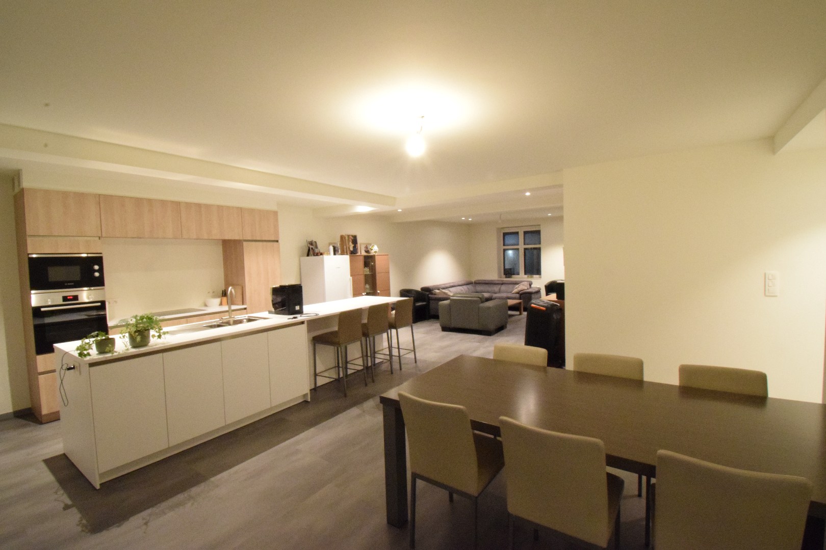 TE HUUR: Tweeslaapkamer-appartement met private berging op de Markt in Houthulst - foto 3