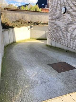 In de Dreefstraat in Heverlee, op een steenworp van de Naamsepoort, bevindt zich deze ondergrondse en inpandige autostaanplaats in een recent en verzorgd gebouw. De ligging is bijzonder gunstig, met een vlotte verbinding naar het centrum van Leuven, de invalswegen en het openbaar vervoer. Winkels, kantoren en andere voorzieningen bevinden zich in de onmiddellijke omgeving, wat deze parkeerplaats uitermate geschikt maakt voor zowel buurtbewoners als pendelaars.<br />Bovendien is ook de naastgelegen parkeerplaats, plaats 6, onder dezelfde voorwaarden te huur. Dit biedt een interessante opportuniteit voor wie op zoek is naar een tweede staanplaats of extra ruimte voor bijvoorbeeld een gezinswagen of bedrijfsvoertuig.<br />Voor meer informatie of een bezoek ter plaatse kan u ons steeds contacteren.