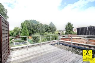 <p><span>Instapklaar duplex 2 slaapkamer appartement met terras en parkeerplaats voor het gebouw.</span></p><p><span>Onmiddellijk beschikbaar, geen maandelijkse kosten, geen huisdieren toegelaten, roken in het appartement niet toegelaten, maximum 3 bewoners, 3 maanden huurwaarborg.</span></p><p><span> </span></p><p><span>Omschrijving:</span></p><p><span>Via de trap bereiken we de eerste verdieping.<br />De inkomhal is voorzien van een vestiairehoekje en gastentoilet met handenwasser.<br />De zonnige leefkamer is ingericht met salon, in het midden open leefkeuken en achteraan eetkamer.</span></p><p><span>Via de kamerhoge schuiframen bereiken we het ruim terras met leuk zicht op groen.</span></p><p><span>Op de tweede verdieping treffen we de 2 slaapkamers of slaapkamer/dressing en de badkamer.<br />De badkamer is uitgerust met douche, lavabo en 2e wc.</span></p><p><span>Het appartement beschikt over een zolder en parkeerplaats voor het gebouw.</span></p>