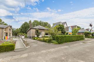<p><strong>Op een unieke ligging aan de ingang van natuurgebied Den Dotter en in een rustige doodlopende straat bevindt zich deze te renoveren bungalow met tal van mogelijkheden. </strong>De woning beschikt over <strong>een bewoonbare oppervlakte van ca. 140 m²</strong> en omvat een inkomhal, een gastentoilet, een lichtrijke woonkamer, een aparte leefkeuken met toegang tot <strong>de veranda</strong>, een nachthal, <strong>drie slaapkamers</strong>, een badkamer en een berging. Een absolute meerwaarde is <strong>de zolderverdieping van maar liefst 140 m²</strong>, bereikbaar via een vaste trap. Deze ruimte biedt uitstekende mogelijkheden om de woning aanzienlijk uit te breiden. Ook <strong>de ruime droge kelder </strong>zorgt voor extra opslag- of hobbyruimte. Verder beschikt de eigendom over<strong> een aparte garage, oprit met parkeergelegenheid en een voor- en achtertuin.</strong> Bent u op zoek naar een renovatieproject met een solide basis, veel ruimte en een uitzonderlijke ligging midden in het groen, maar toch vlot bereikbaar via de N460 tussen Erembodegem en Geraardsbergen? Dan is deze woning zeker een bezoek waard.</p>