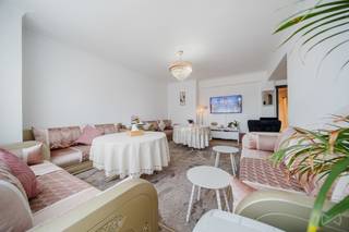 <p><span>Informatie en bezoeken: </span><span>maxime.l@weinvest.be</span><span> | 02 315 77 22</span></p>
<p><span>We Invest heeft het genoegen u dit ruime appartement in zeer goede algemene staat voor te stellen, gelegen in een uiterst goed bereikbare wijk | metro lijnen 2 en 6 | buslijnen 9, 82, 49 en 63 | supermarkten, parken en scholen op minder dan 10 minuten wandelafstand.</span></p>
<p><span>Het appartement bevindt zich op de 3e verdieping van een kleine, goed onderhouden mede-eigendom en beschikt volgens het EPC over een bewoonbare oppervlakte van ±84m², ingedeeld als volgt:</span><br /><span>Inkomhal, woonkamer met eetruimte van ±26m², momenteel aparte ingerichte keuken, badkamer, 2 slaapkamers (14m² - 9m²) en een buitenruimte.</span></p>
<p><span>Een kelder en een gesloten garagebox (+20.000,- EUR) vervolledigen dit pand.</span></p>
<p><span>Het appartement is uitgerust met dubbele beglazing en individuele verwarming. Momenteel beschikt het over een EPC-score E. De gevel van de mede-eigendom zal echter worden geïsoleerd, waardoor een projectie richting EPC C wordt voorzien.</span></p>
<p><span>Opgelet: de mede-eigendom heeft reeds (volledig betaald!) de isolatie van de gevel gepland om de EPC-scores van de verschillende units te verbeteren en te streven naar een C-label. Elektriciteit conform tot maart 2030.</span></p>
<p><span>Wacht niet langer en neem contact met ons op voor meer informatie of een bezoek!</span></p>