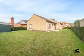 Ontdek deze charmante open bebouwing in een groene, residentiële buurt van Wondelgem — een fantastische kans voor wie op zoek is naar ruimte, rust én potentieel. Dit instapklare huis staat op een royaal perceel van 644 m² en biedt een comfortabele bewoonbare oppervlakte van 150 m². De ligging in de Gaversstraat combineert het beste van twee werelden: rustig wonen met een uitstekende bereikbaarheid dankzij de nabijheid van winkels, scholen, openbaar vervoer en de vlotte verbinding naar Gent.<br /><br />Bij het binnenkomen ervaar je meteen de aangename sfeer van de woning. De inkomhal met apart toilet leidt je naar de gezellige en lichtrijke woonkamer, die door de grote raampartijen baadt in het natuurlijke licht. De aansluitende keuken en net afgewerkte badkamer zorgen voor optimaal wooncomfort. Daarnaast beschikt het gelijkvloers over drie slaapkamers, ideaal als gezinswoning. Een handige berging en een garage maken het plaatje compleet.<br /><br />Bovenaan wacht een enorme zolderruimte die mits aanpassingen tal van mogelijkheden biedt. Denk aan extra slaapkamers, een atelier, een speelkamer of een ontspanningsruimte — een echte troef voor wie droomt van extra leefruimte op maat.<br />